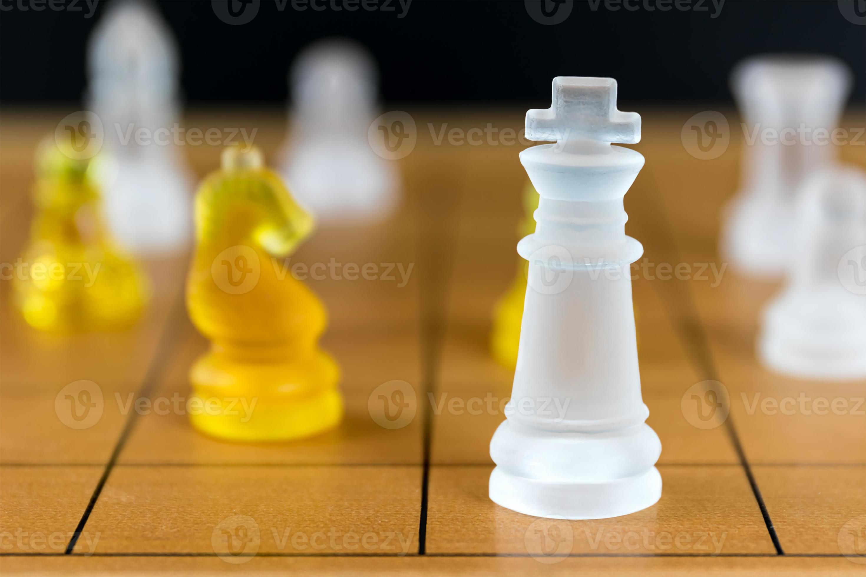 vidro de xadrez em um tabuleiro de xadrez de madeira 20314313 Foto de stock  no Vecteezy